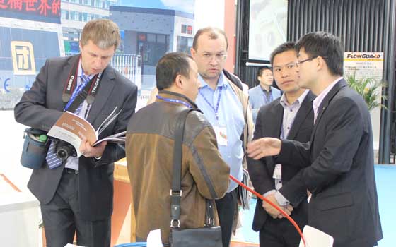 國外客戶仔細查看自限溫電伴熱帶結構