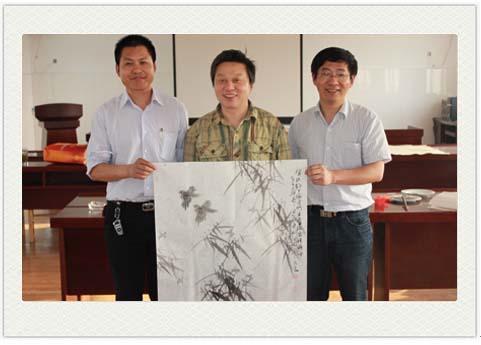 書法家徐宏勤、任正江與董事長李貽連合影留念