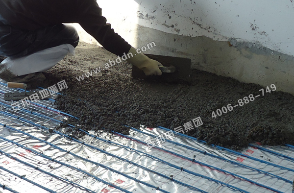 在發(fā)熱電纜上方鋪設(shè)水泥層圖一